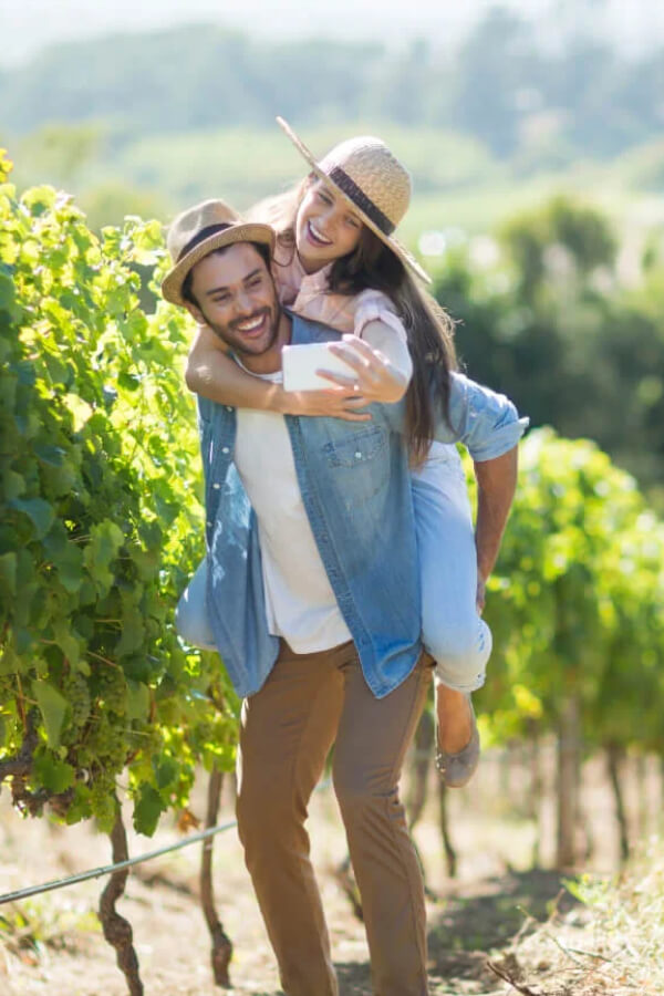 Papà con bambina in vigna - La Genisia