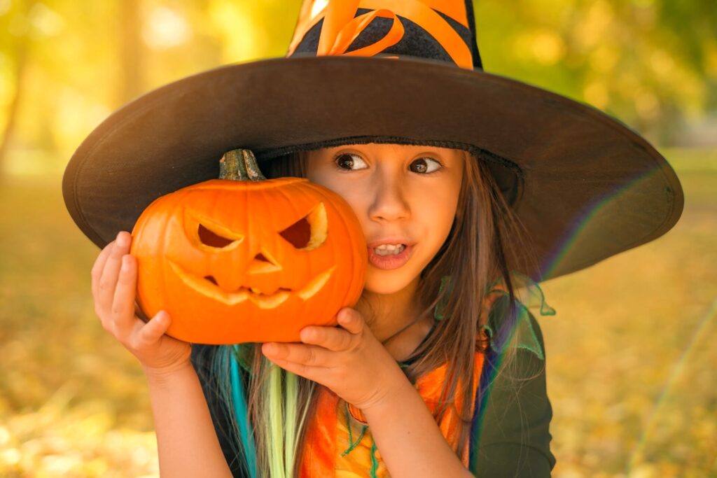 Halloween, bambina con zucca